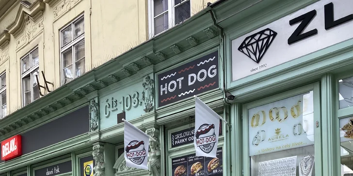 Pořádně napěchovaný hot dog: výběr ze 3 druhů a nealko nápoj na odnos s sebou