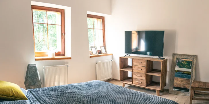 Nový penzion na Broumovsku: pokoje či apartmán s terasou, privátní wellness i venkovní bazén, snídaně