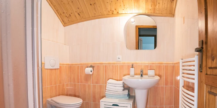 Nový penzion na Broumovsku: pokoje či apartmán s terasou, privátní wellness i venkovní bazén, snídaně