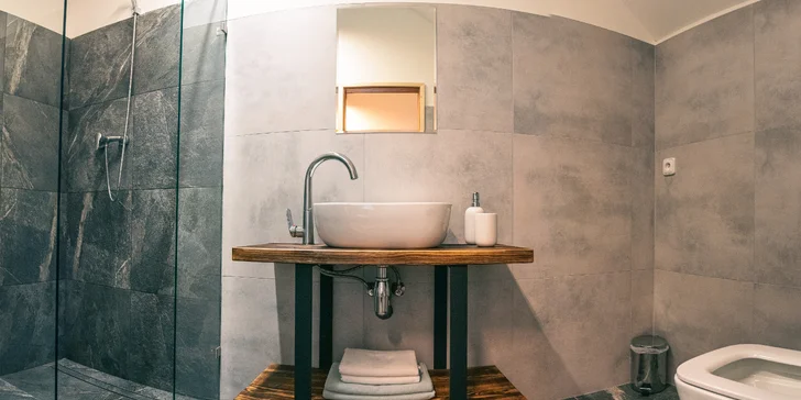 Nový penzion na Broumovsku: pokoje či apartmán s terasou, privátní wellness i venkovní bazén, snídaně