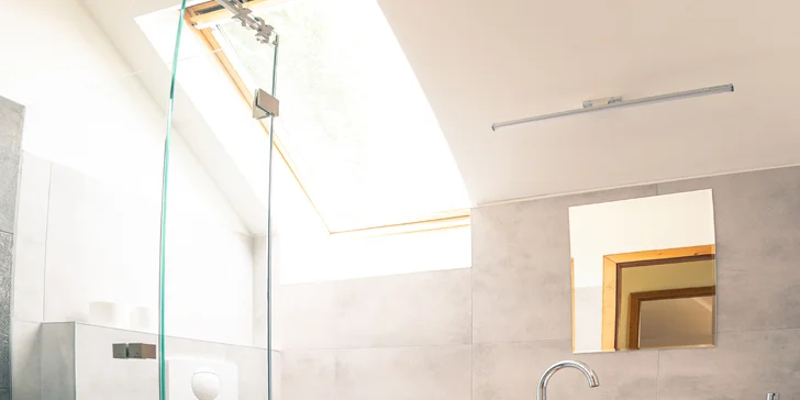 Nový penzion na Broumovsku: pokoje či apartmán s terasou, privátní wellness i venkovní bazén, snídaně