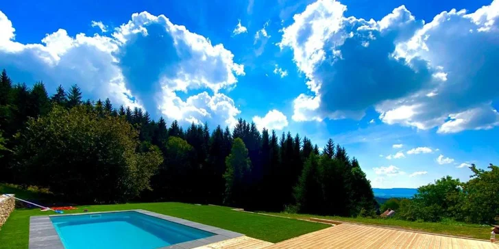 Nový penzion na Broumovsku: pokoje či apartmán s terasou, privátní wellness i venkovní bazén, snídaně