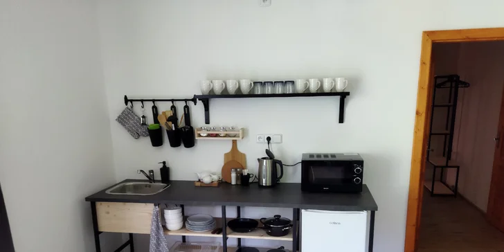 Nový penzion na Broumovsku: pokoje či apartmán s terasou, privátní wellness i venkovní bazén, snídaně