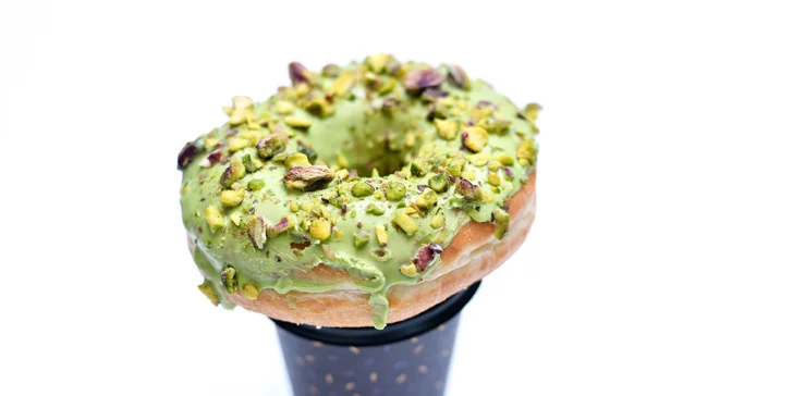 1 či 2 donuty dle výběru a káva z Donuter Donuts: 26 příchutí s mňamózní polevou, posypem i náplní