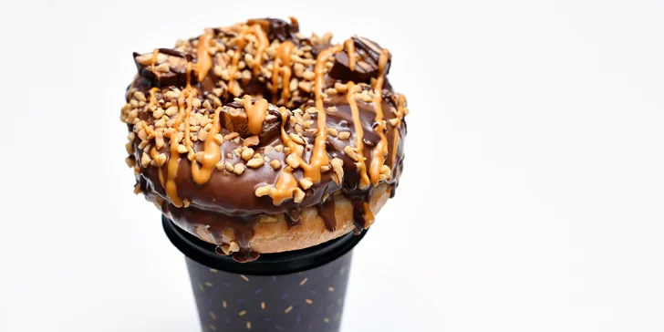 1 či 2 donuty dle výběru a káva z Donuter Donuts: 26 příchutí s mňamózní polevou, posypem i náplní