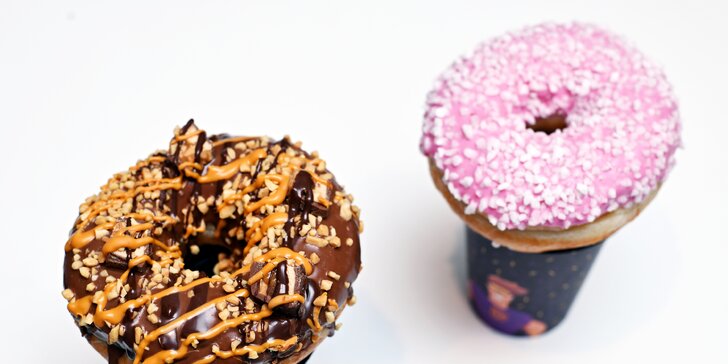 1 či 2 donuty dle výběru a káva z Donuter Donuts: 26 příchutí s mňamózní polevou, posypem i náplní