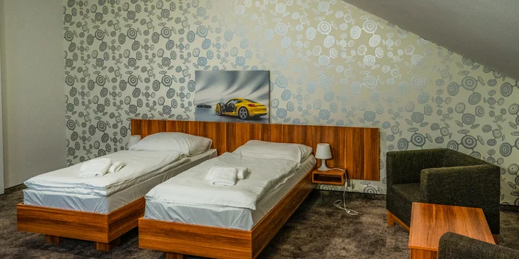 Rodinný i adrenalinový pobyt hned u Slovakia Ringu: polopenze, wellness i jízdy na motokárách