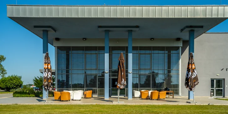 Rodinný i adrenalinový pobyt hned u Slovakia Ringu: polopenze, wellness i jízdy na motokárách