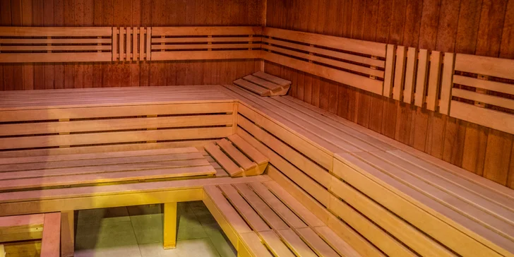 Rodinný i adrenalinový pobyt hned u Slovakia Ringu: polopenze, wellness i jízdy na motokárách