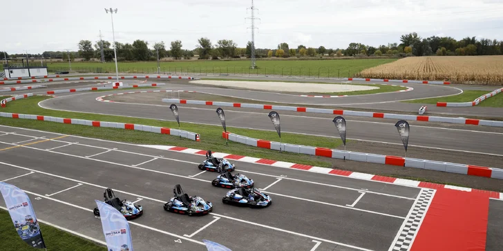 Rodinný i adrenalinový pobyt hned u Slovakia Ringu: polopenze, wellness i jízdy na motokárách