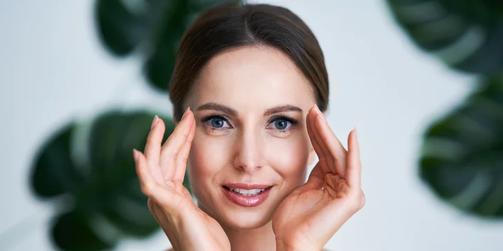 Aplikace 20% kyseliny hyaluronové pro hydrataci pleti a mladistvý vzhled
