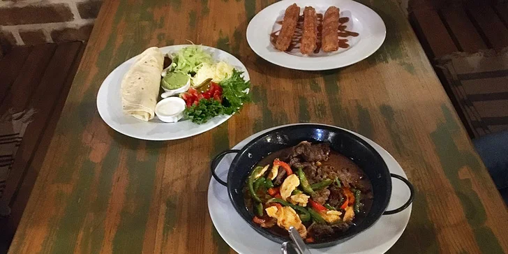 Mexické menu pro dva: mix fajitas s tortillami a tradiční dezert churros