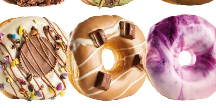 1 či 2 donuty dle výběru a káva z Donuter Donuts: 26 příchutí s mňamózní polevou, posypem i náplní