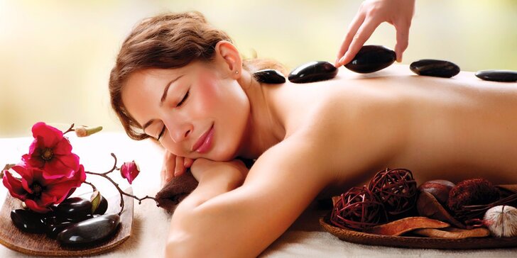 Dopřejte svému tělu odpočinek: 90 minut relaxační masáže horkými kameny se zábalem