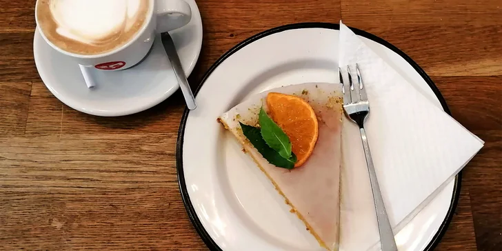 Espresso, lungo, americano nebo cappuccino a dortík podle výběru
