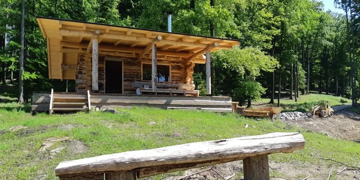 Zážitkové ubytování v přírodě: srub až pro 6, pozorování zvěře i rybolov