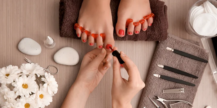 Pedikúra vč. peelingu a masáže pro muže i ženy s možností lakování Shellacem
