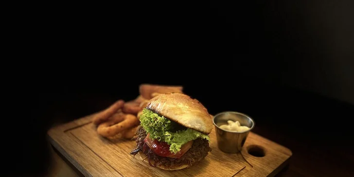 Hovězí burger podle výběru z 5 druhů, dip a bramborové cripsy