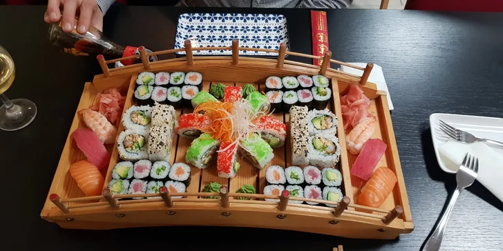 Sushi sety ve Vysočanech: až 54 ks sushi, minizávitky i miso polévky