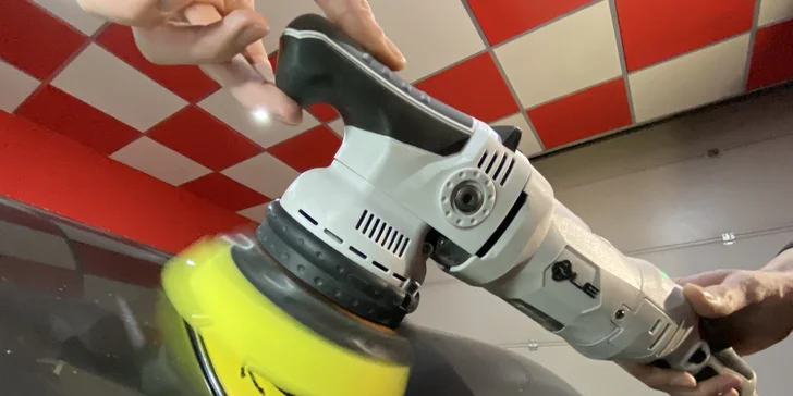 Automyčka až k vám domů: čištění exteriéru i interiéru vozidla kdekoli po Praze