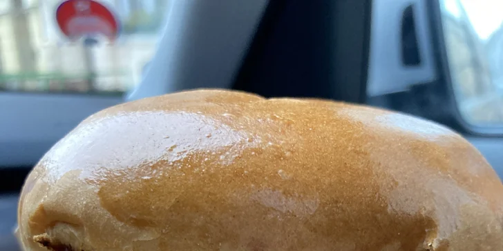 Americké menu na Malé Straně: hovězí burger s čedarem a slaninovou marmeládou a hranolky