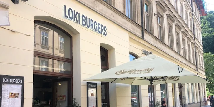 Americké menu na Malé Straně: hovězí burger s čedarem a slaninovou marmeládou a hranolky