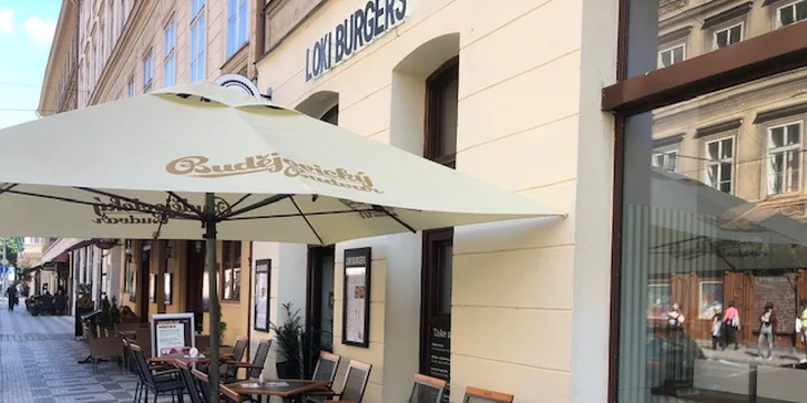 Americké menu na Malé Straně: hovězí burger s čedarem a slaninovou marmeládou a hranolky