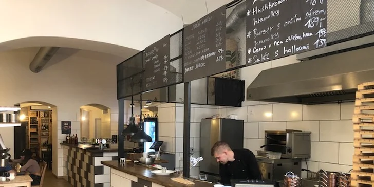 Americké menu na Malé Straně: hovězí burger s čedarem a slaninovou marmeládou a hranolky