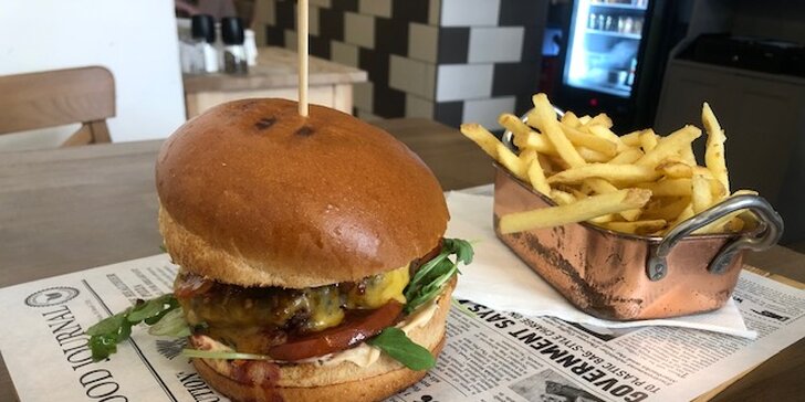 Americké menu na Malé Straně: hovězí burger s čedarem a slaninovou marmeládou a hranolky