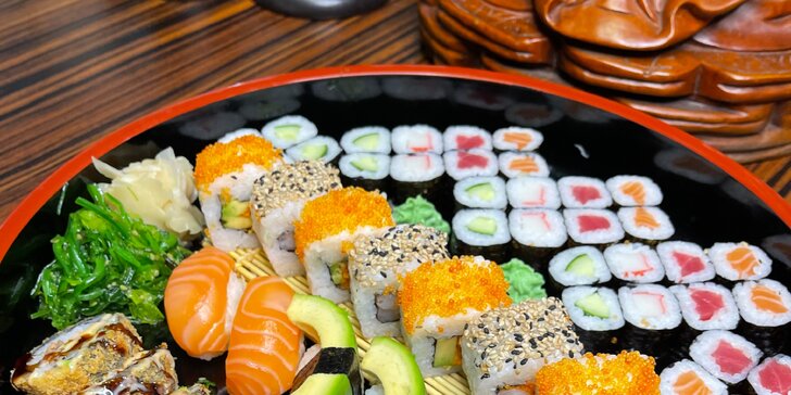 Set s 52 ks pestrých sushi rolek: krevety, úhoř, krab, losos i tuňák