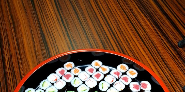 Set s až 52 ks pestrých sushi rolek: chřest, tofu, krevety, losos i tuňák