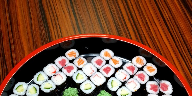 Sushi ve Zlíně: sety o 32 či 52 kouscích s lososem, chřestem, tofu, krevetami i úhořem