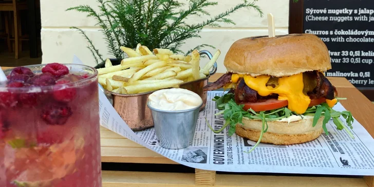Americké menu na Malé Straně: hovězí burger s čedarem a slaninovou marmeládou a hranolky