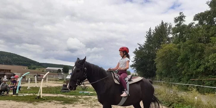 Hodinová vyjížďka na koni pro děti i dospělé v přírodě okolo Ranče Oliver