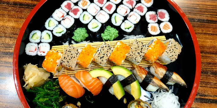 Set s 52 ks pestrých sushi rolek: krevety, úhoř, krab, losos i tuňák