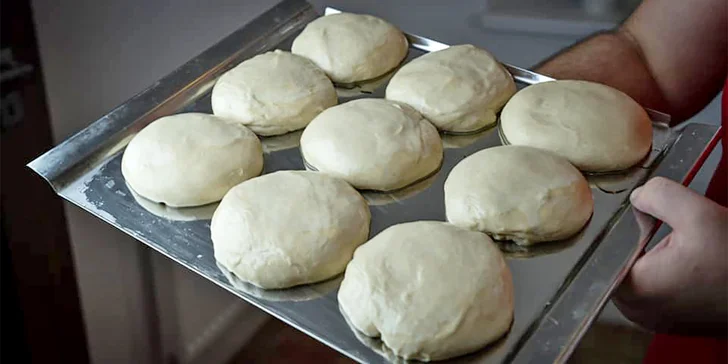 Slaný nebo sladký langoš: klasika se sýrem a kečupem, laskomina s nutellou nebo specialita s brynzou