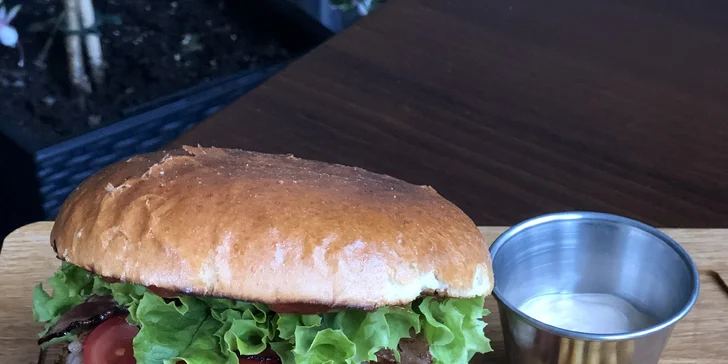 Hovězí burger podle výběru z 5 druhů, dip a bramborové cripsy