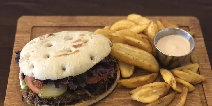 Trhané vepřové BBQ ve flaguettě a bramborové cripsy pro 1 nebo 2 osoby