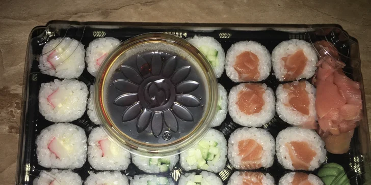 Sushi v podzámčí: 24 nebo 38 rolek s lososem, mořským vlkem i krabem