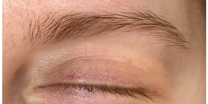 Úprava a barvení obočí, módní laminace i lash lifting přirozených řas