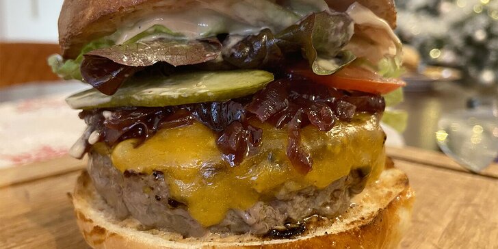 Hovězí burger podle výběru z 5 druhů, dip a bramborové cripsy