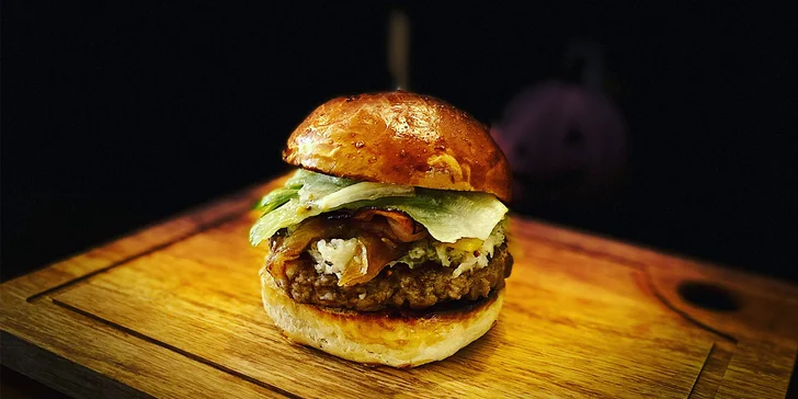 Hovězí burger podle výběru z 5 druhů, dip a bramborové cripsy