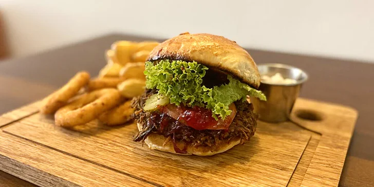Hovězí burger podle výběru z 5 druhů, dip a bramborové cripsy