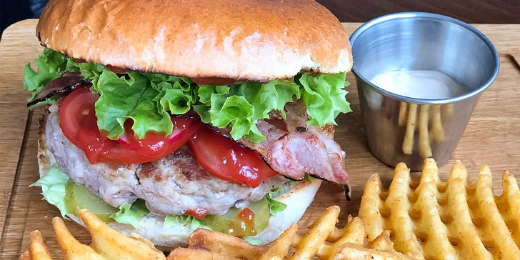 Hovězí burger podle výběru z 5 druhů, dip a bramborové cripsy