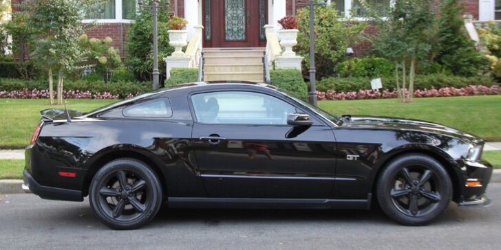 Sešlápněte plyn Fordu Mustang GT: zapůjčení na 60 minut, 24 hodin, víkend i celý týden