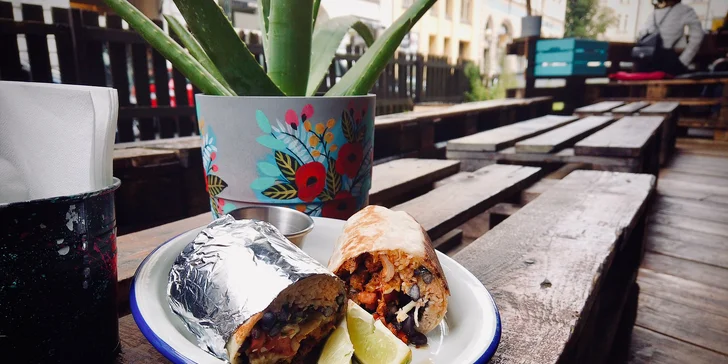 Mexické burrito přímo na náměstí Republiky: masová či vegetariánská pochoutka pro 1 i 2 jedlíky