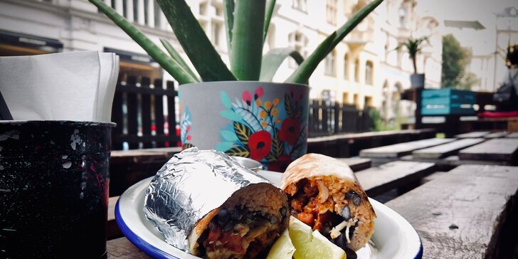 Mexické burrito přímo na náměstí Republiky: masová či vegetariánská pochoutka pro 1 i 2 jedlíky