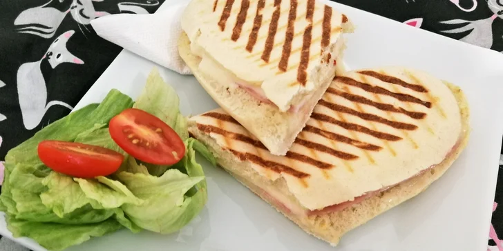 Kočičí kavárna v Kladně: panini nebo croissant s domácí limonádou