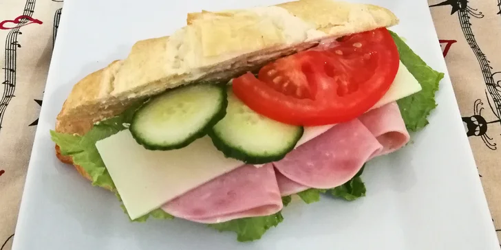 Kočičí kavárna v Kladně: panini nebo croissant s domácí limonádou