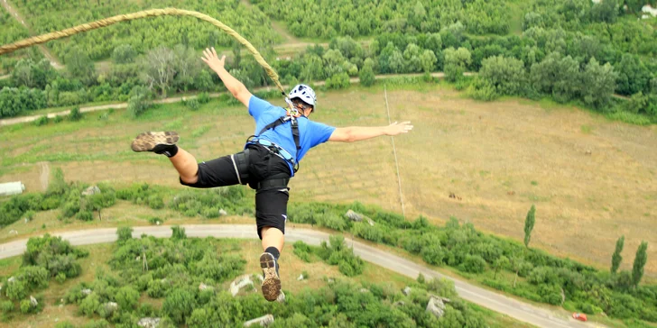 Extrémní bungee jumping z televizní věže v Harrachově: termíny od srpna 2023 do února 2024